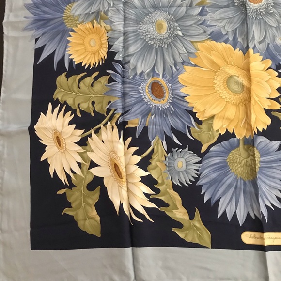 SALVATORE FERRAGAMO SILK SCARF - Picture 4 of 11